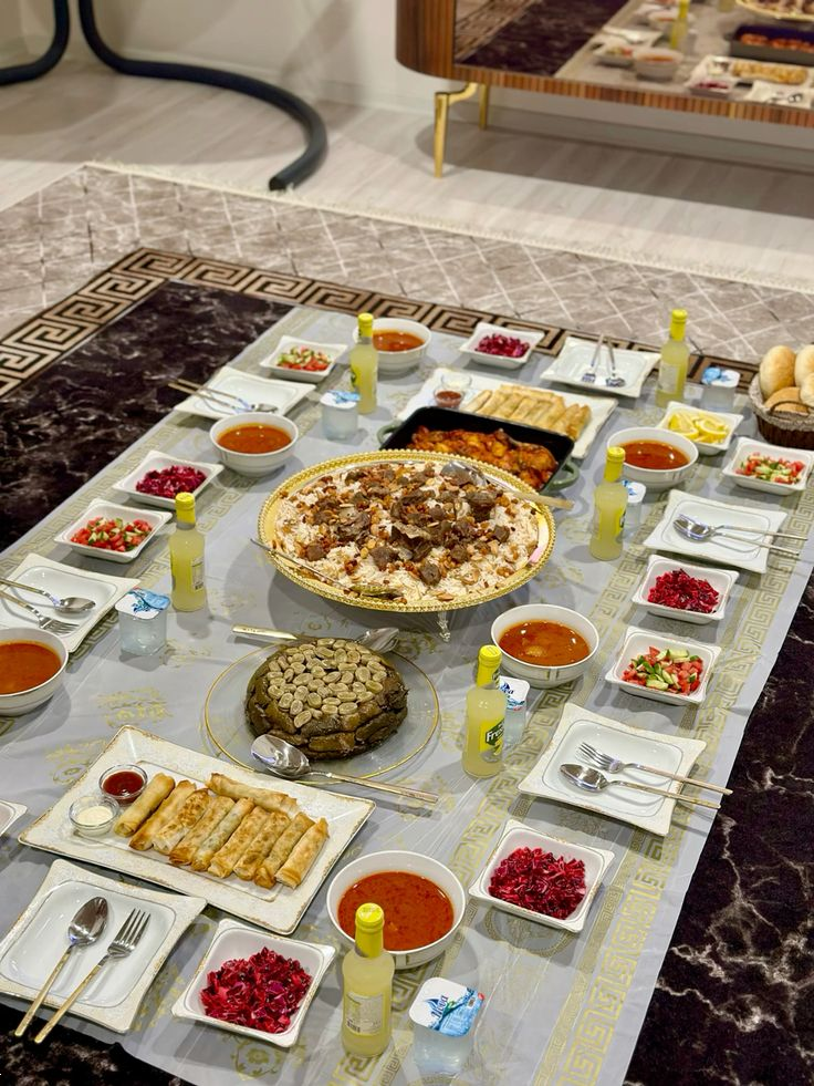 تزیین سفره شام ۲۰۲۵ | ۳۰ مدل ساده و لاکچری تزیین سفره شام مخصوص تازه عروس ها و خانم هایی که می‌خواهند در مهمانی ها بدرخشند!