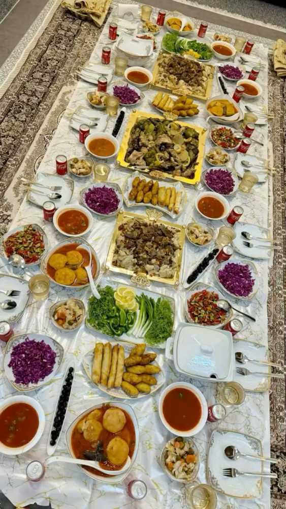 تزیین سفره شام ۲۰۲۵ | ۳۰ مدل ساده و لاکچری تزیین سفره شام مخصوص تازه عروس ها و خانم هایی که می‌خواهند در مهمانی ها بدرخشند!