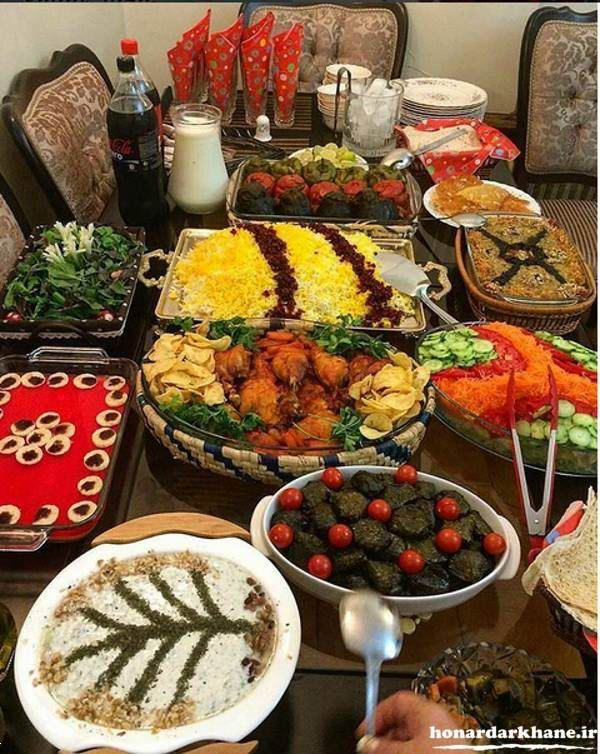 تزیین سفره شام ۲۰۲۵ | ۳۰ مدل ساده و لاکچری تزیین سفره شام مخصوص تازه عروس ها و خانم هایی که می‌خواهند در مهمانی ها بدرخشند!