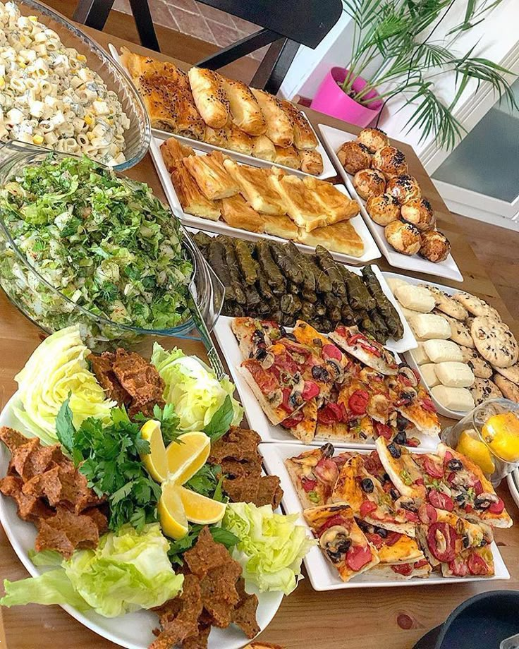 چیدمان میز پذیرایی | ۳۰ مدل چیدمان میز پذیرایی مهمان شیک و مجلسی برای تازه‌عروس‌ها و خانم‌هایی که می‌خواهند هنرنمایی کنند! + نکات کاربردی و مفید