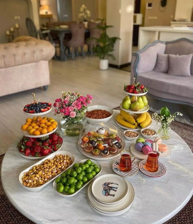 چیدمان میز پذیرایی | ۳۰ مدل چیدمان میز پذیرایی مهمان شیک و مجلسی برای تازه‌عروس‌ها و خانم‌هایی که می‌خواهند هنرنمایی کنند! + نکات کاربردی و مفید
