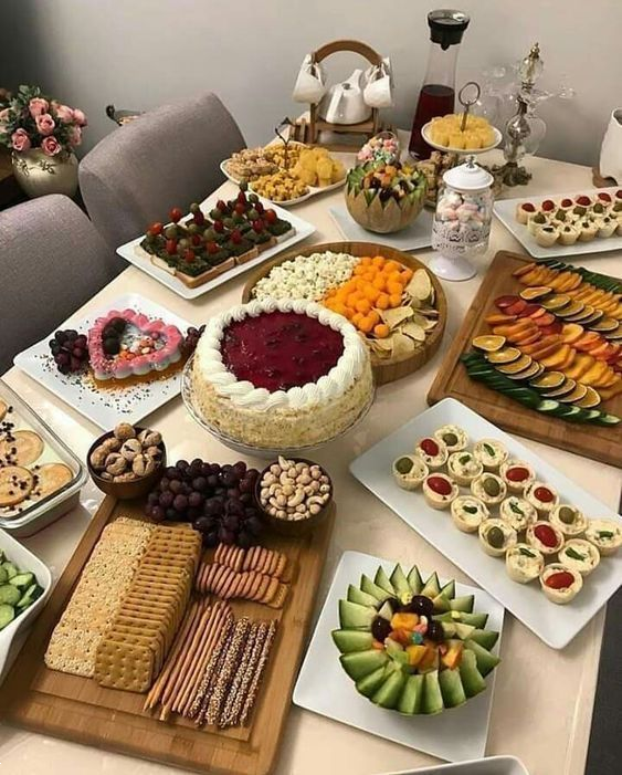 چیدمان میز پذیرایی | ۳۰ مدل چیدمان میز پذیرایی مهمان شیک و مجلسی برای تازه‌عروس‌ها و خانم‌هایی که می‌خواهند هنرنمایی کنند! + نکات کاربردی و مفید