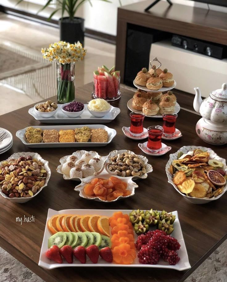 چیدمان میز پذیرایی | ۳۰ مدل چیدمان میز پذیرایی مهمان شیک و مجلسی برای تازه‌عروس‌ها و خانم‌هایی که می‌خواهند هنرنمایی کنند! + نکات کاربردی و مفید