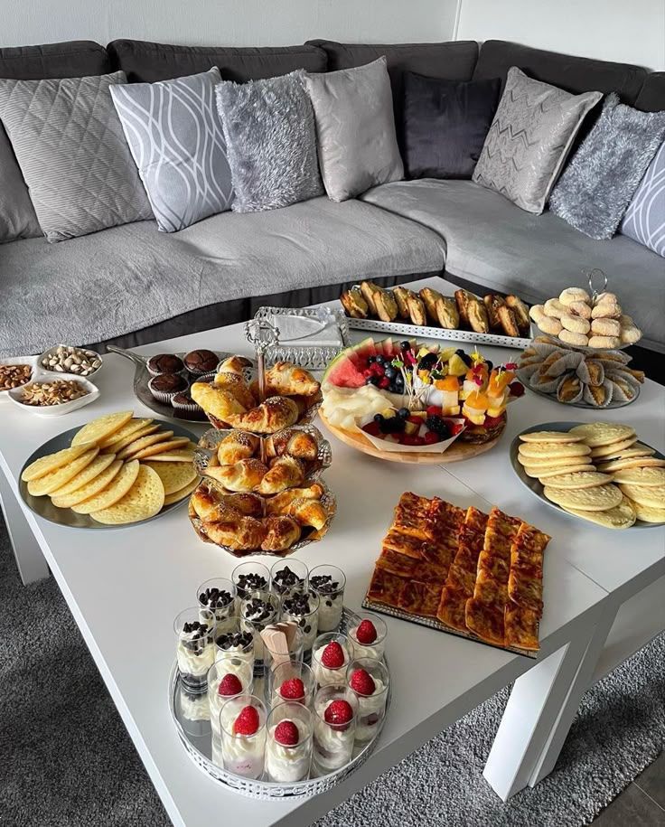چیدمان میز پذیرایی | ۳۰ مدل چیدمان میز پذیرایی مهمان شیک و مجلسی برای تازه‌عروس‌ها و خانم‌هایی که می‌خواهند هنرنمایی کنند! + نکات کاربردی و مفید