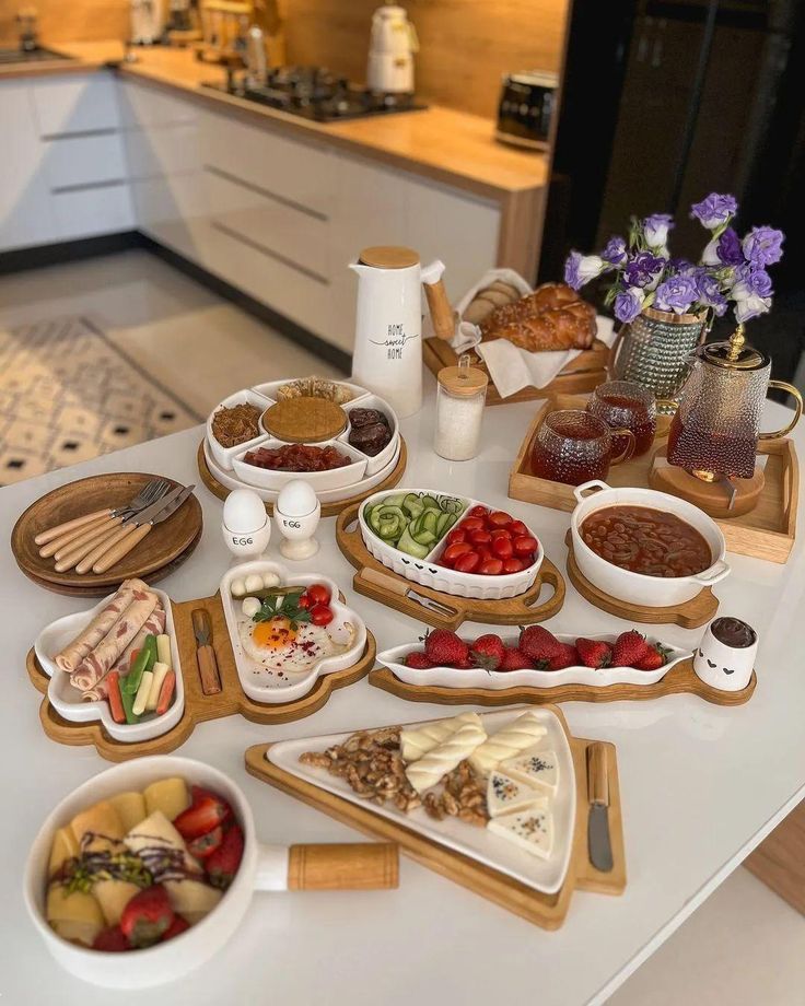 چیدمان میز پذیرایی | ۳۰ مدل چیدمان میز پذیرایی مهمان شیک و مجلسی برای تازه‌عروس‌ها و خانم‌هایی که می‌خواهند هنرنمایی کنند! + نکات کاربردی و مفید