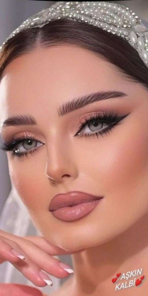 آرایش چشم عروس با لنز | 26 مدل آرایش چشم عروس جدید با لنز طوسی و عسلی و سبز و آبی