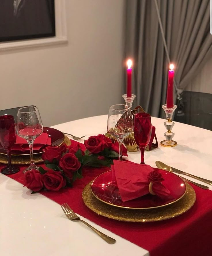 چیدمان میز شام دونفره | ۳۰ ایده رمانتیک و عاشقانه چیدمان میز شام دونفره مخصوص تازه عروس هایی که میخان دلبری کنن! (از ساده تا لاکچری)