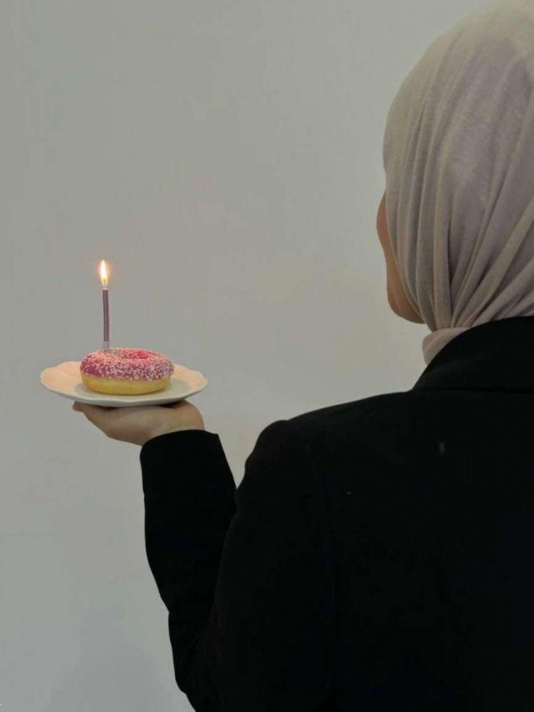 ژست عکس تولد با چادر | 20 ژست عکس دختر چادری با کیک تولد و بادکنک بسیار شیک و زیبا