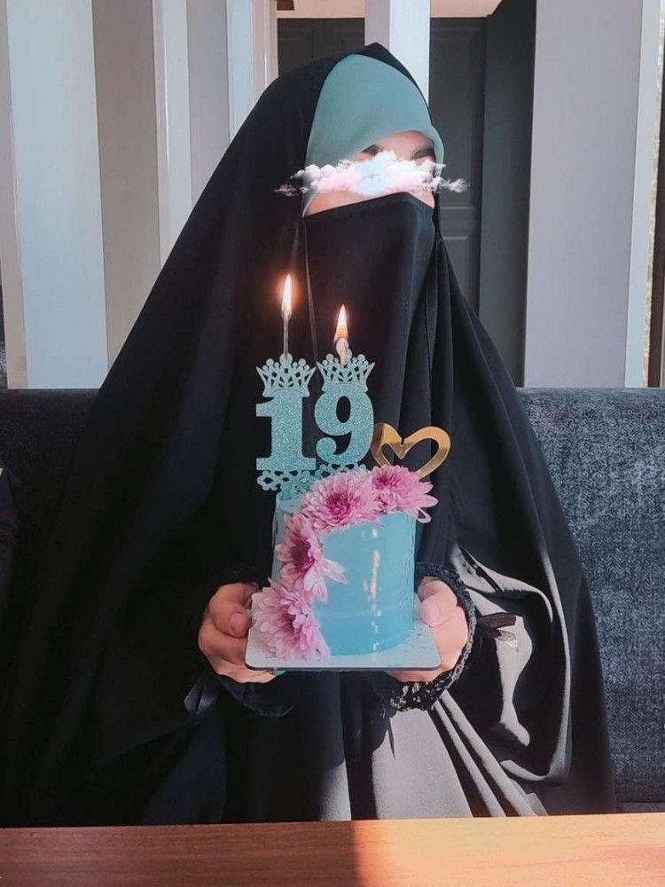 ژست عکس تولد با چادر | 20 ژست عکس دختر چادری با کیک تولد و بادکنک بسیار شیک و زیبا