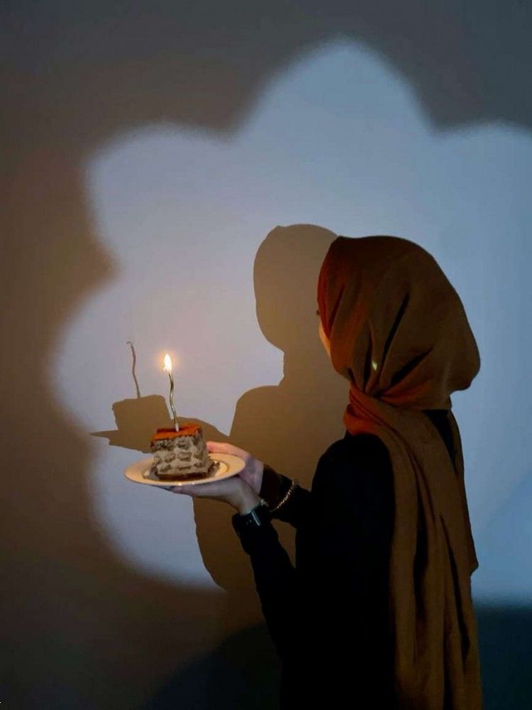ژست عکس تولد با چادر | 20 ژست عکس دختر چادری با کیک تولد و بادکنک بسیار شیک و زیبا
