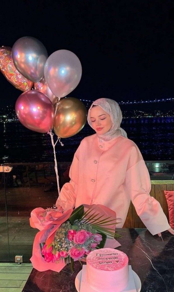 ژست عکس تولد با چادر | 20 ژست عکس دختر چادری با کیک تولد و بادکنک بسیار شیک و زیبا