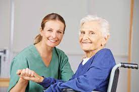 مزایا و معایب استخدام پرستار، خانه سالمندان و در منزل برای مراقبت از بیمار و‌ سالمند