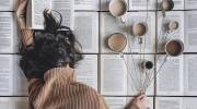 عکس پروفایل کتاب لاکچری | ژست های هنری از عکس پروفایل کتاب و قهوه همراه با گل