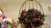 تزیین حنای عروسی جدید 1401 به شکل گل و طرح های زیبای دیگر داخل استند های مخصوص جذاب کرایه ای