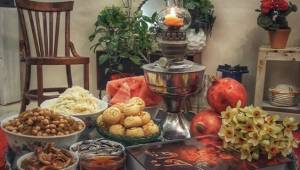 عکس سفره شب یلدا ساده 1402 | تزئین میز شب یلدا سنتی - مدرن و روی کرسی