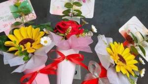 تزئین شاخه گل برای روز معلم | تزئین شاخه گل برای روز معلم که امسال خود دهه نودی ها باهم هماهنگ کرده بودن!