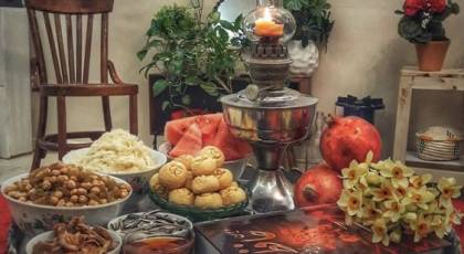 عکس سفره شب یلدا ساده 1402 | تزئین میز شب یلدا سنتی - مدرن و روی کرسی