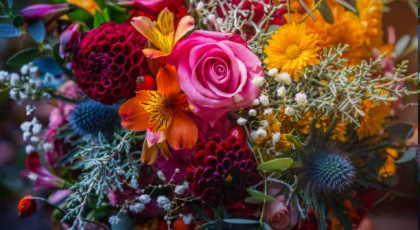 ۶ فاکتور ضروری انتخاب گل برای تزئینات تالار و و دسته گل عروس