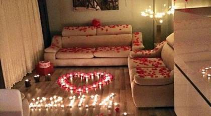 تزیین جذاب و رمانتیک اتاق خواب با شمع و گل رز